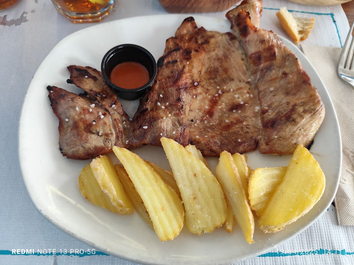 Secreto ibérico servido con patatas y pimientos